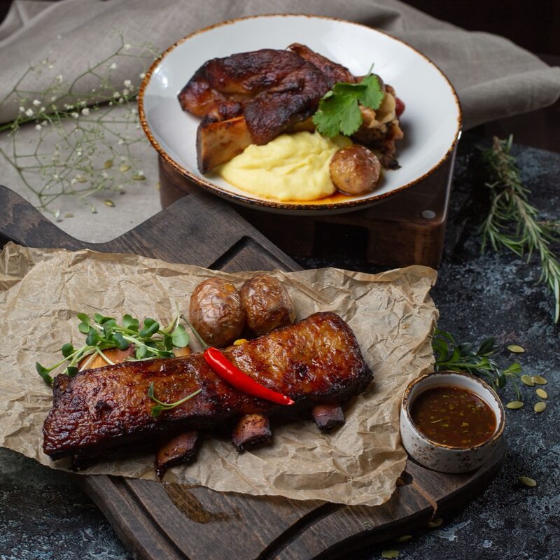 Costillar a la brasa con puré ahumado